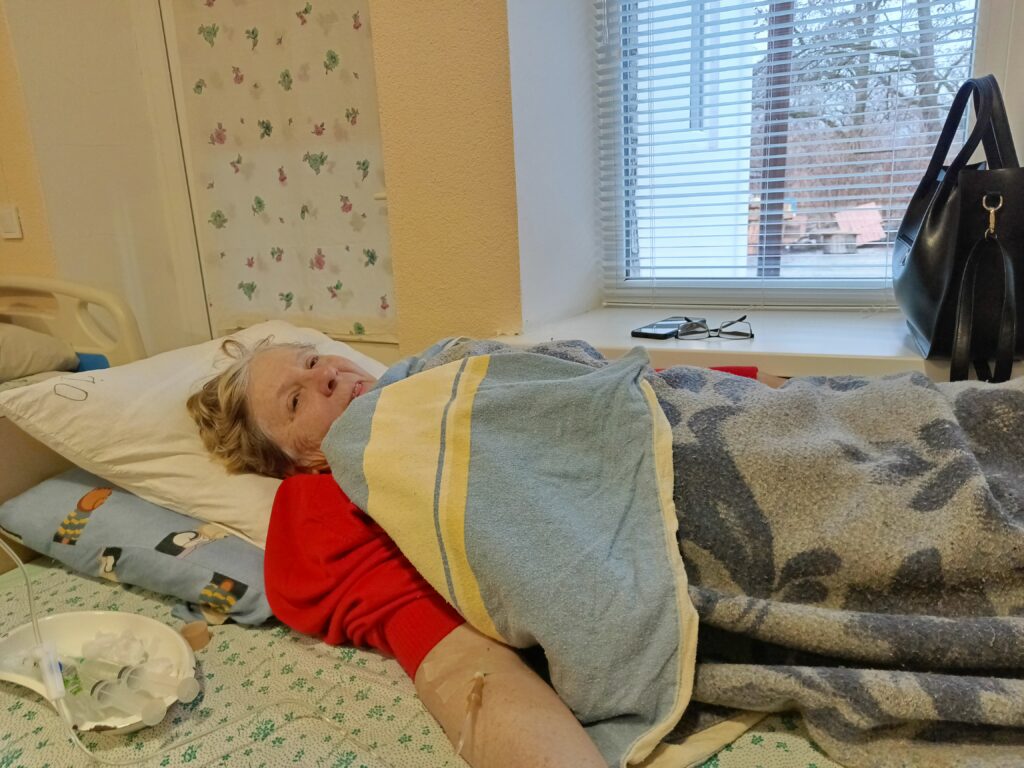 Медсестра з крапельницею у палаті