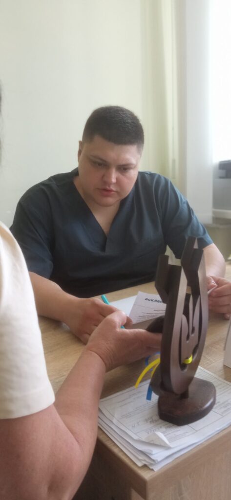 Родина спілкується з лікарем у приймальному відділенні