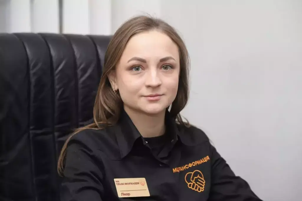 Крапельниця у стаціонарі поруч із пацієнтом